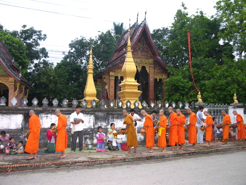 Monks_on_alms_around_LuangPrabang